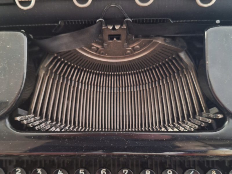 Antique Mechanical Typewriter in Great Condition