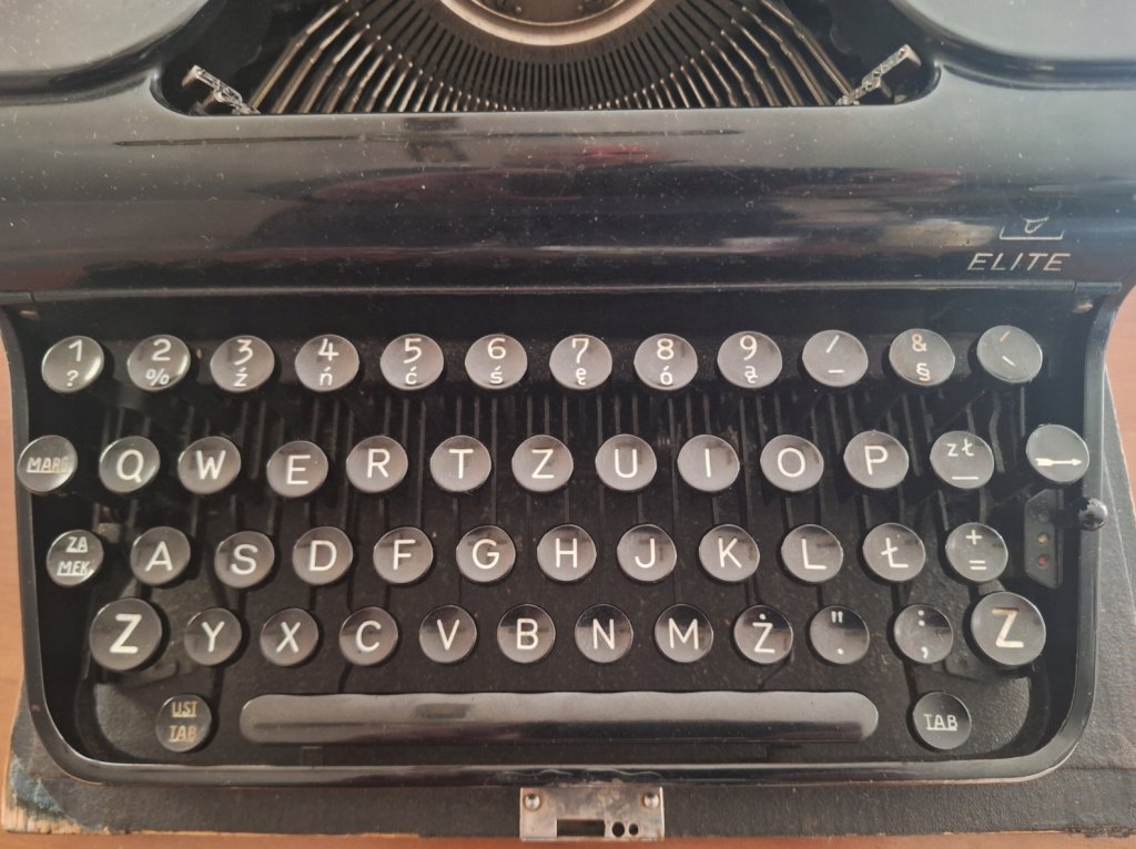 Antique Mechanical Typewriter in Great Condition