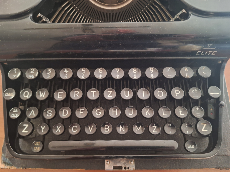 Antique Mechanical Typewriter in Great Condition
