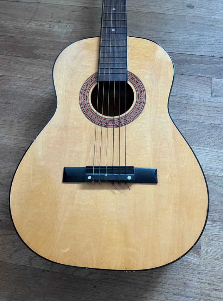 Гитара очень старая